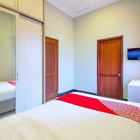 Oyo 1195 The Doctor'S Guest House Syariah Kejayan Exteriör bild