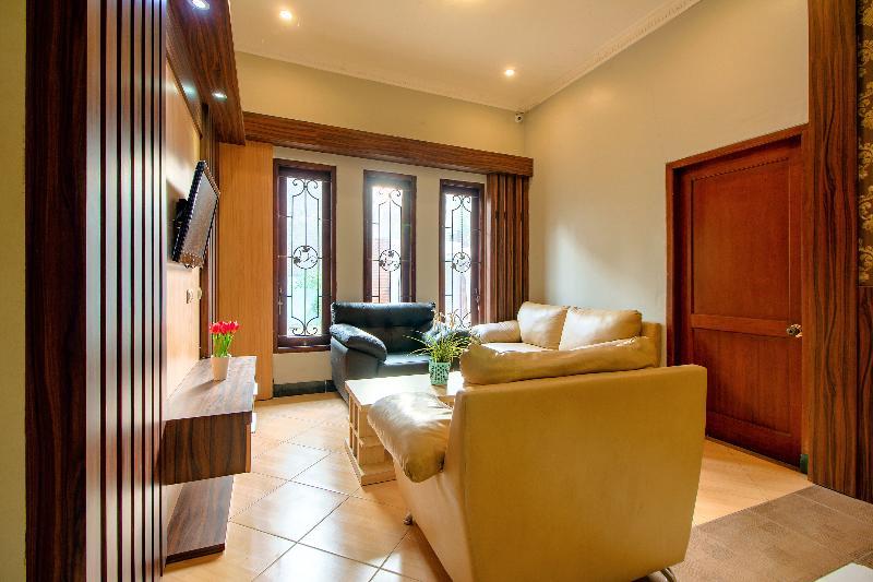 Oyo 1195 The Doctor'S Guest House Syariah Kejayan Exteriör bild